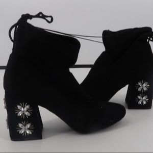 Beautiful Black Diamond comfy shoes Boots